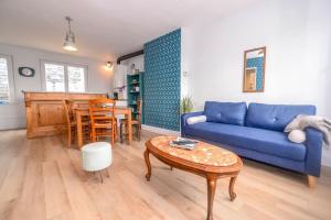 Ruang duduk di Les Valéricaines - Bel appartement - vue sur les toits de St Valéry +4 gambar