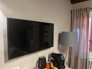 TV de pantalla plana colgada en la pared en Al Sagraeto, en Chioggia