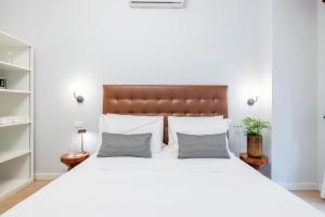 ローマにあるDomus Bella Romaのベッドルーム1室(大きな白いベッド1台、枕2つ付)