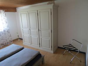Ferienwohnung am Gässle في إيتينهايم: غرفة نوم بسريرين وخزانة