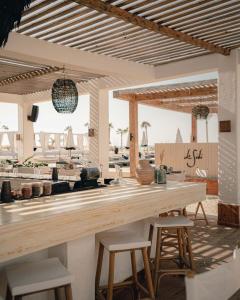 cocina con encimera de madera y taburetes en Le sidi Cabana ( hacienda bay ), en El Alamein