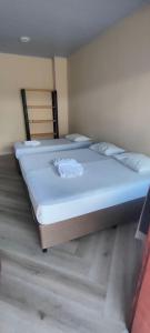 Cama grande en habitación con 2 colchones en Do Parque Pousada Comfort en Penha