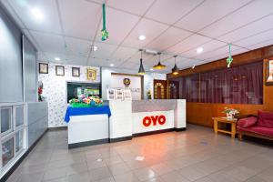 un vestíbulo con un mostrador en una tienda en OYO 90929 DJ Hotel en Lumut