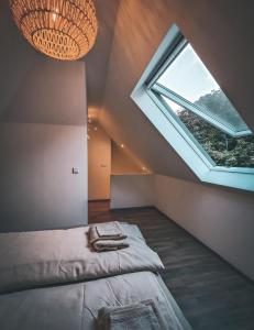 um quarto com uma cama e uma grande janela em Feeling Good em Koblenz