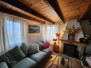 sala de estar con sofá y chimenea en Castell De Mar, en Denia