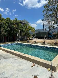 una piscina de agua azul en un patio en OYO 90938 The Nk Langkawi en Kampung Padang Masirat