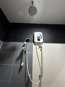 y baño con ducha y cabezal de ducha. en OYO 90938 The Nk Langkawi en Kampung Padang Masirat