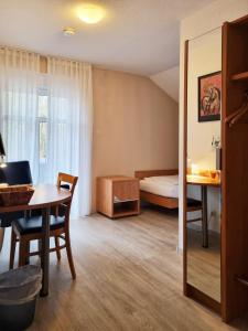ゾルタウにあるHotel Dat greune Eckのベッドとテーブル付きの部屋、ベッドルーム1室が備わるアパートメントです。
