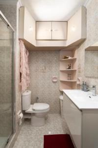 Baño pequeño con aseo y lavamanos en Cosy1 Bedroom Apartment with Balcony & Sea Views - Close to Mellieha Bay, en Mellieħa