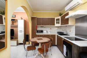cocina con mesa y sillas en Cosy1 Bedroom Apartment with Balcony & Sea Views - Close to Mellieha Bay, en Mellieħa