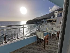 uma varanda com uma mesa e vista para o oceano em Amazing house Erato in front of the Sea - South Creta em Paránimfoi