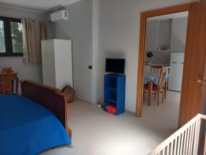 een slaapkamer met een bed en een televisie en een keuken bij CityHome in Palermo