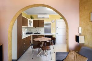 cocina y comedor con un arco sobre una mesa en Cosy1 Bedroom Apartment with Balcony & Sea Views - Close to Mellieha Bay, en Mellieħa