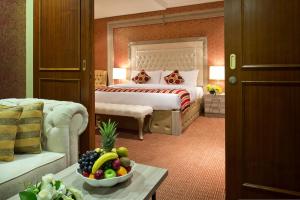 En eller flere senger på et rom på Sapphire Plaza Hotel