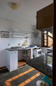 a kitchen with a sink and a counter top at Apartamento na Fazenda c/ Piscina Termica in Palmeira