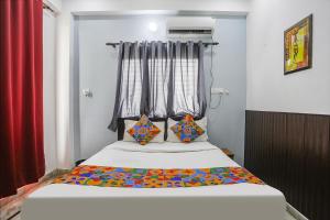 1 dormitorio con 1 cama grande y ventana en FabExpress Samira Residency, Near Botanical Garden, en Noida