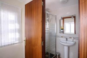 uma casa de banho com um lavatório e uma cabina de duche em vidro. em El Rincón de Baco em Alesanco