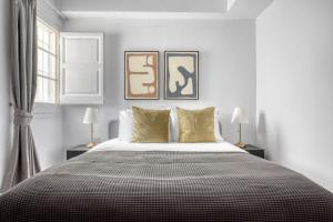 a bedroom with a large bed and two lamps at Antiga Esquerra de lEixample 1br w balcony BCN-81 in Barcelona