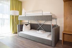 Postel nebo postele na pokoji v ubytování Burghotel Aschau