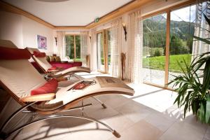 Ein Sitzbereich in der Unterkunft Chasa Castello relax & spa