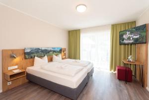 Postel nebo postele na pokoji v ubytování Burghotel Aschau