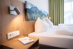 Postel nebo postele na pokoji v ubytování Burghotel Aschau