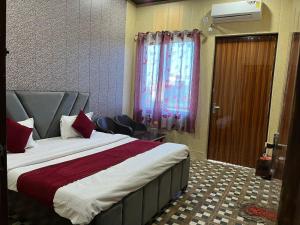 a hotel room with a large bed and a window at Priyakant inn in Vrindāvan