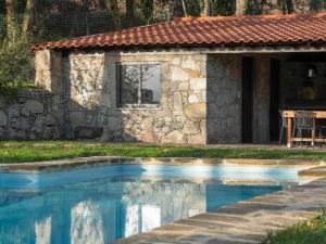una piscina frente a una casa en Casa Da Romeira Country House, en Freixieiro de Soutelo