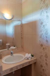 デミェンにあるNapraforgó Vendégházのバスルーム(洗面台、鏡付)