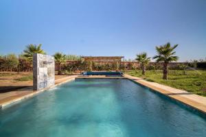 Bazén v ubytování Ezz’ Dar Marrakech nebo v jeho okolí