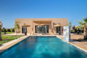 Bazén v ubytování Ezz’ Dar Marrakech nebo v jeho okolí