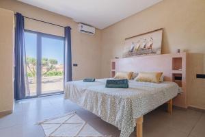 Postel nebo postele na pokoji v ubytování Ezz’ Dar Marrakech + 23 fotografií