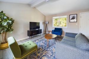 ein Wohnzimmer mit einem Sofa und einem TV in der Unterkunft South San Jose 3br w garage wd backyard SFO-1506 in Campbell