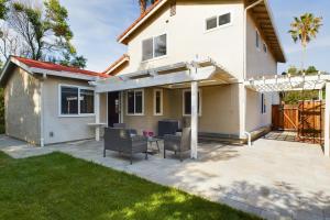 ein Haus mit einer Terrasse mit 2 Stühlen in der Unterkunft South San Jose 3br w garage wd backyard SFO-1506 in Campbell