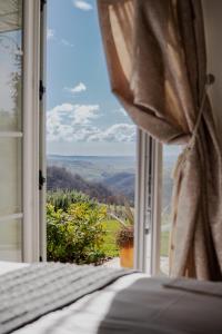 Schlafzimmer mit einem Fenster mit Aussicht in der Unterkunft Peterc Vineyard Estate in Kojsko