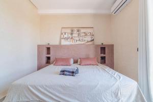 Postel nebo postele na pokoji v ubytování Ezz’ Dar Marrakech