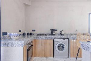 Kuchyň nebo kuchyňský kout v ubytování Ezz’ Dar Marrakech