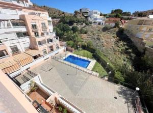 een luchtzicht op een gebouw met een zwembad bij Penthouse Oceaview Apartment in Cala del Moral