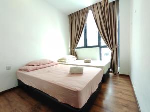 1 Schlafzimmer mit 2 Betten und einem Fenster in der Unterkunft viva3@onehomestay, 3 Rooms in Kuching