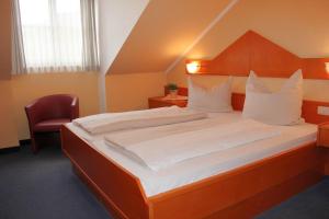 Postel nebo postele na pokoji v ubytování Burghotel Aschau