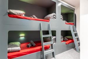 a room with four bunk beds with red and green at The Breckfield in Liverpool