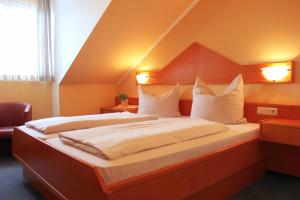 Postel nebo postele na pokoji v ubytování Burghotel Aschau