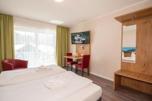 Postel nebo postele na pokoji v ubytování Burghotel Aschau