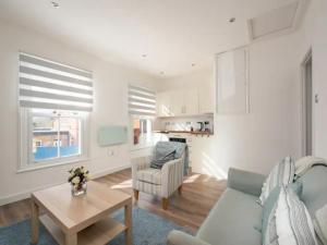 sala de estar con sofá y mesa en Stylish Flat Centrally Located I Pass The Keys en Twyford