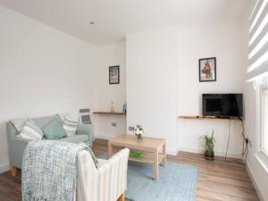a living room with a couch and a table at Stylish Flat Centrally Located I Pass The Keys in Twyford