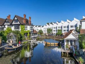 a city with houses and a canal with boats at Stylish Flat Centrally Located I Pass The Keys in Twyford