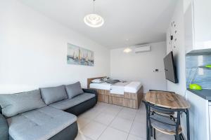 een woonkamer met een bank en een bed bij Apartment Marie in Dubrovnik