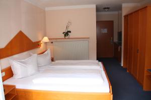 Postel nebo postele na pokoji v ubytování Burghotel Aschau
