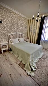 1 dormitorio con 1 cama blanca grande en una habitación en DOWNTOWN APPARTMENTS, en Karagandá