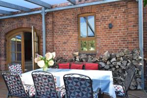 una mesa con un jarrón de flores en un patio en Wohnen Im Bauernhaus, en Kröpelin